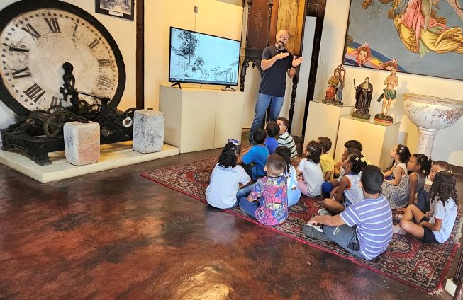 api-modulos/fotos/img/galeria_cat_culturais_490/490/13950/VISITA GUIADA POR GUSTAVO, CEMI PREFEITO JOSÉ GENTIL DE ALMEIDA, PROF.  ISABEL, 21.10.2026 (3).jpg